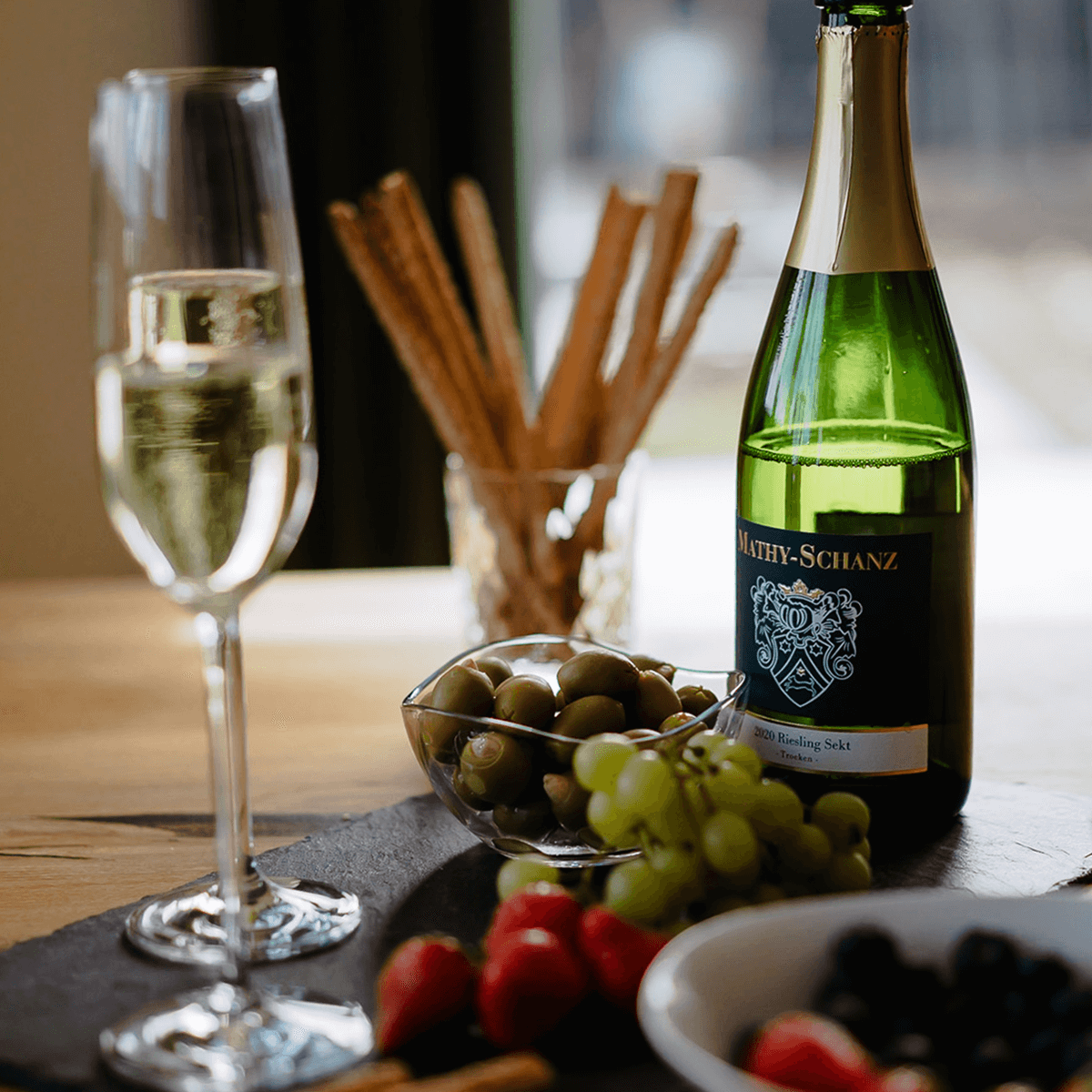 Sektflasche mit zwei Gläsern auf Tisch