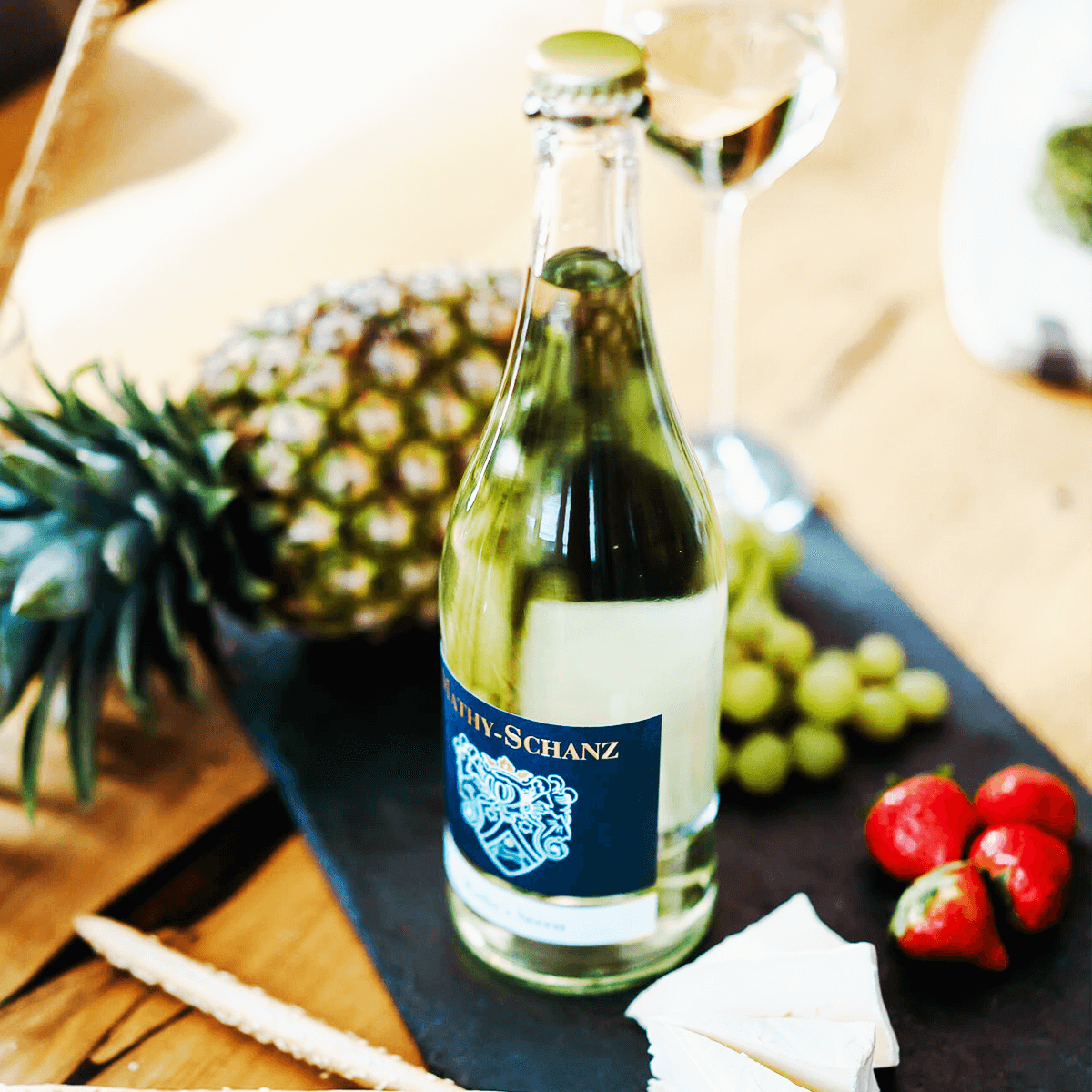 Flasche Secco und Glas auf Tisch