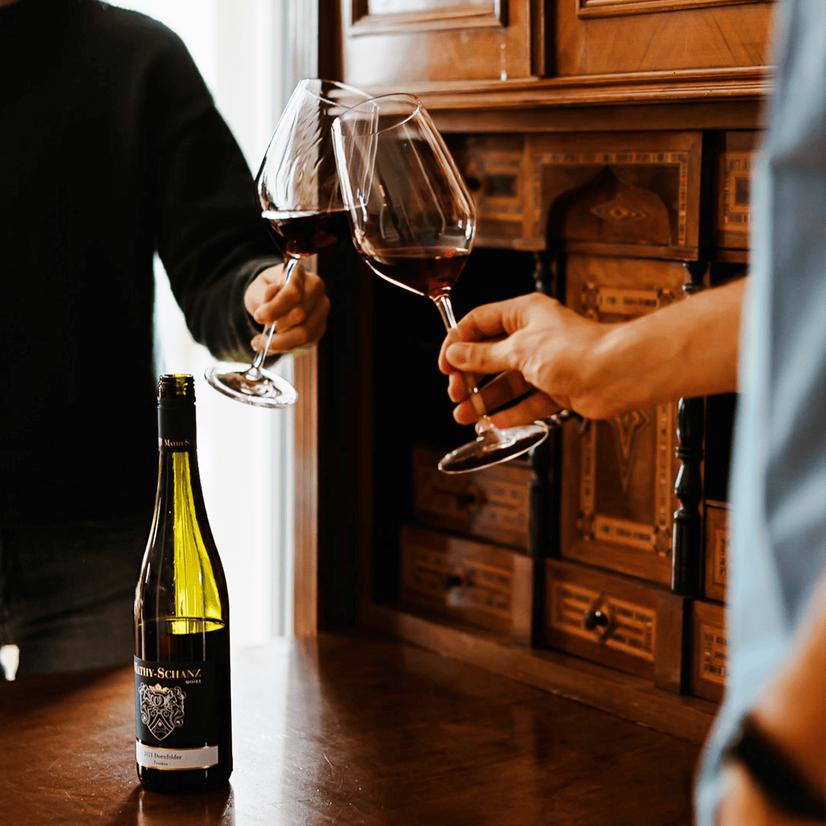 Mit Rotwein anstoßen