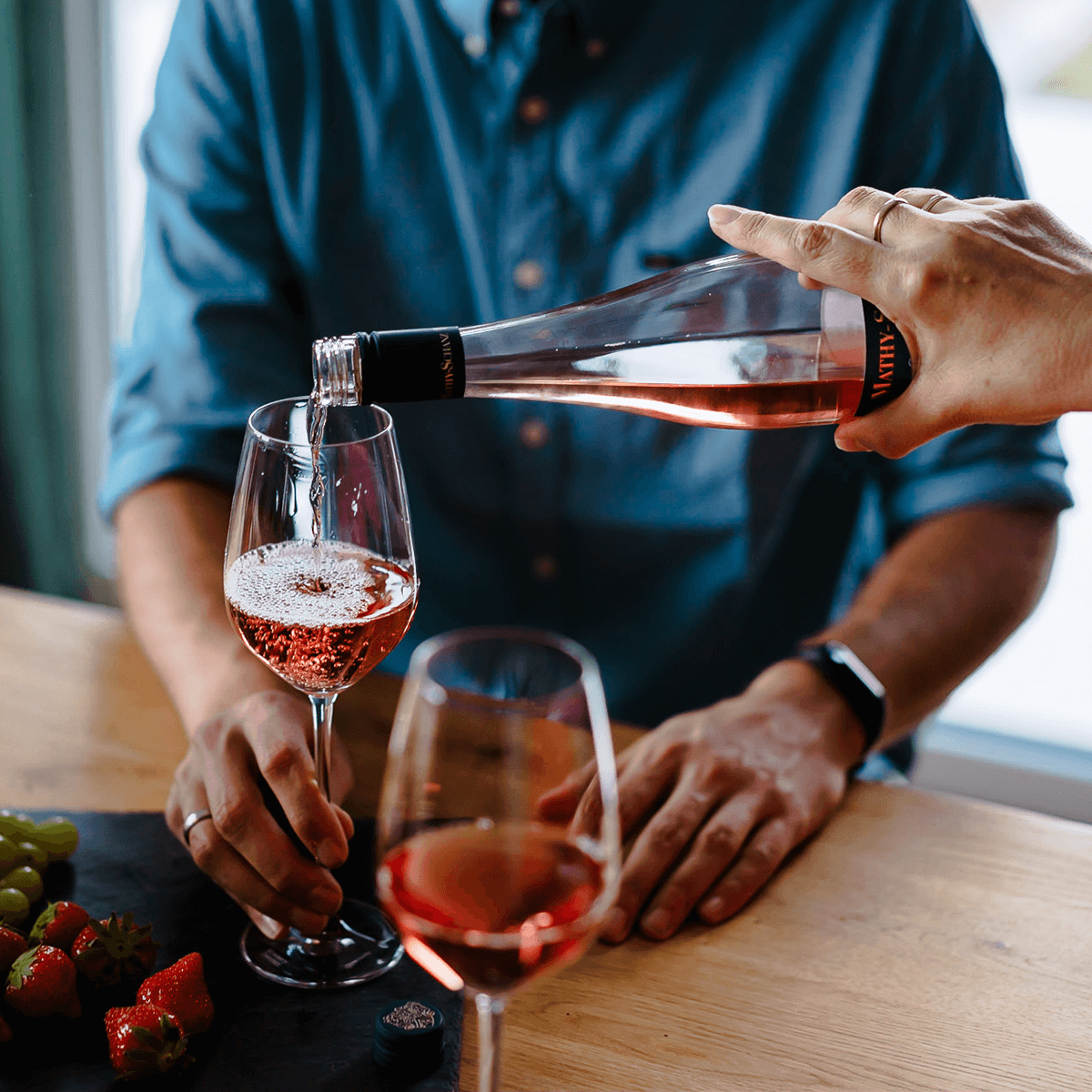 Rosé-Wein ausschenken