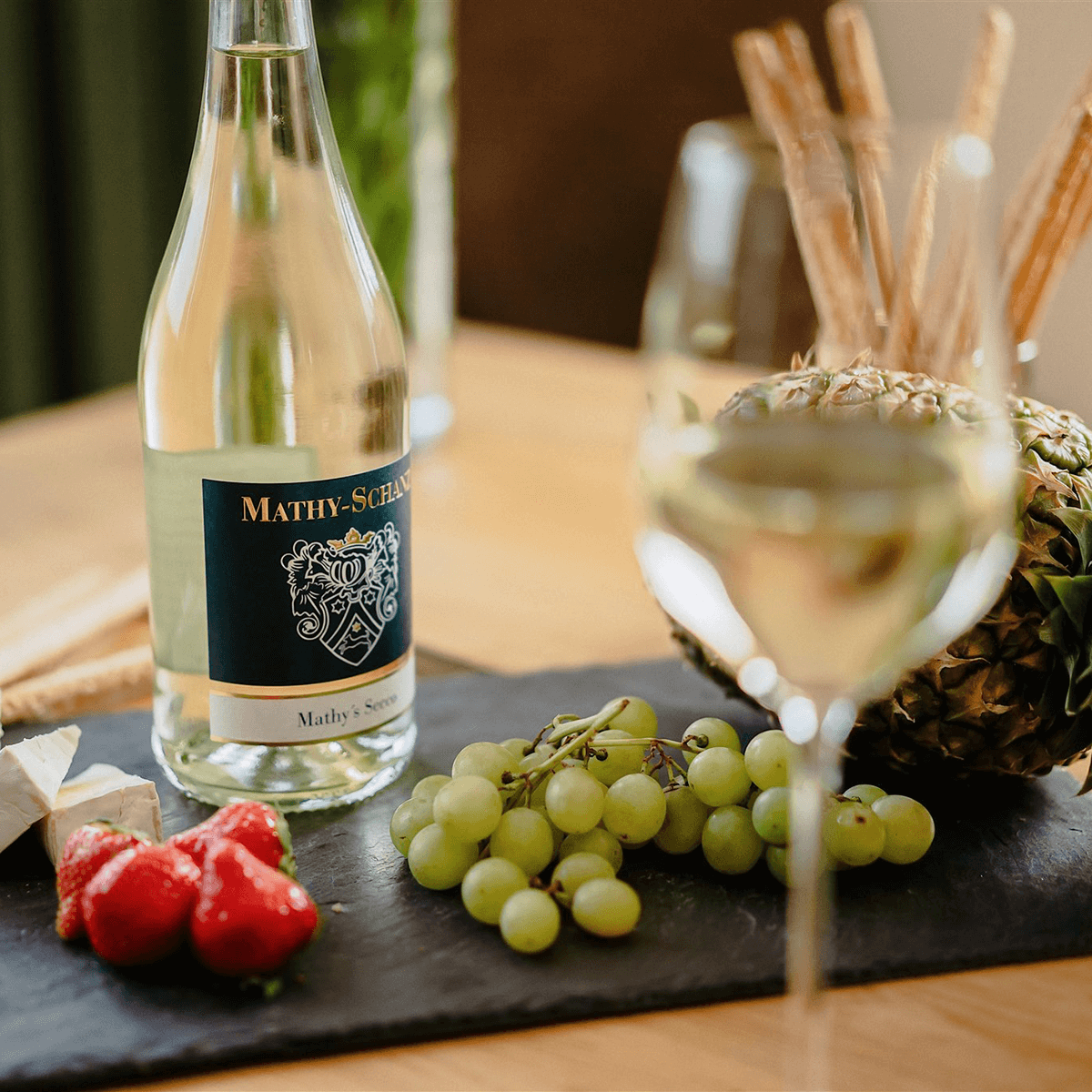 Flasche Secco und Glas auf Tisch