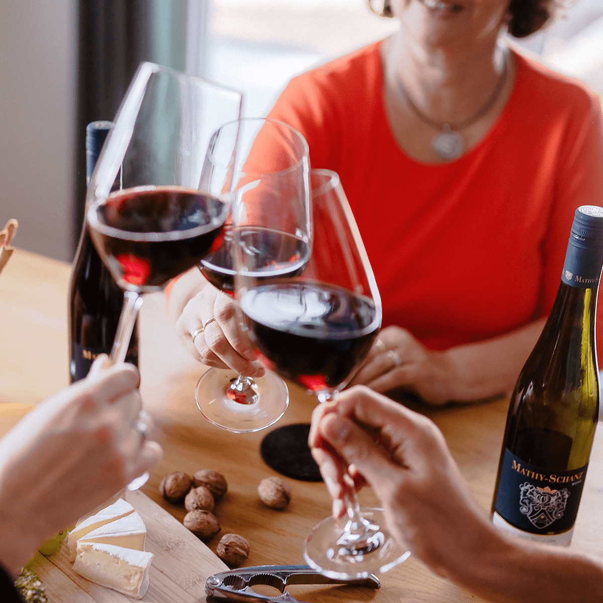 Mit Rotwein anstoßen