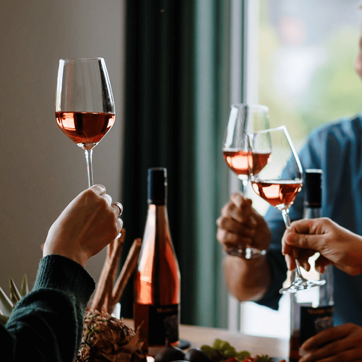 Mit Roséwein anstoßen