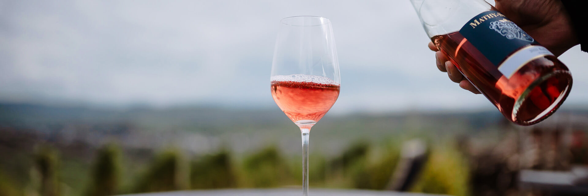 Roséwein vor Mosellandschaft