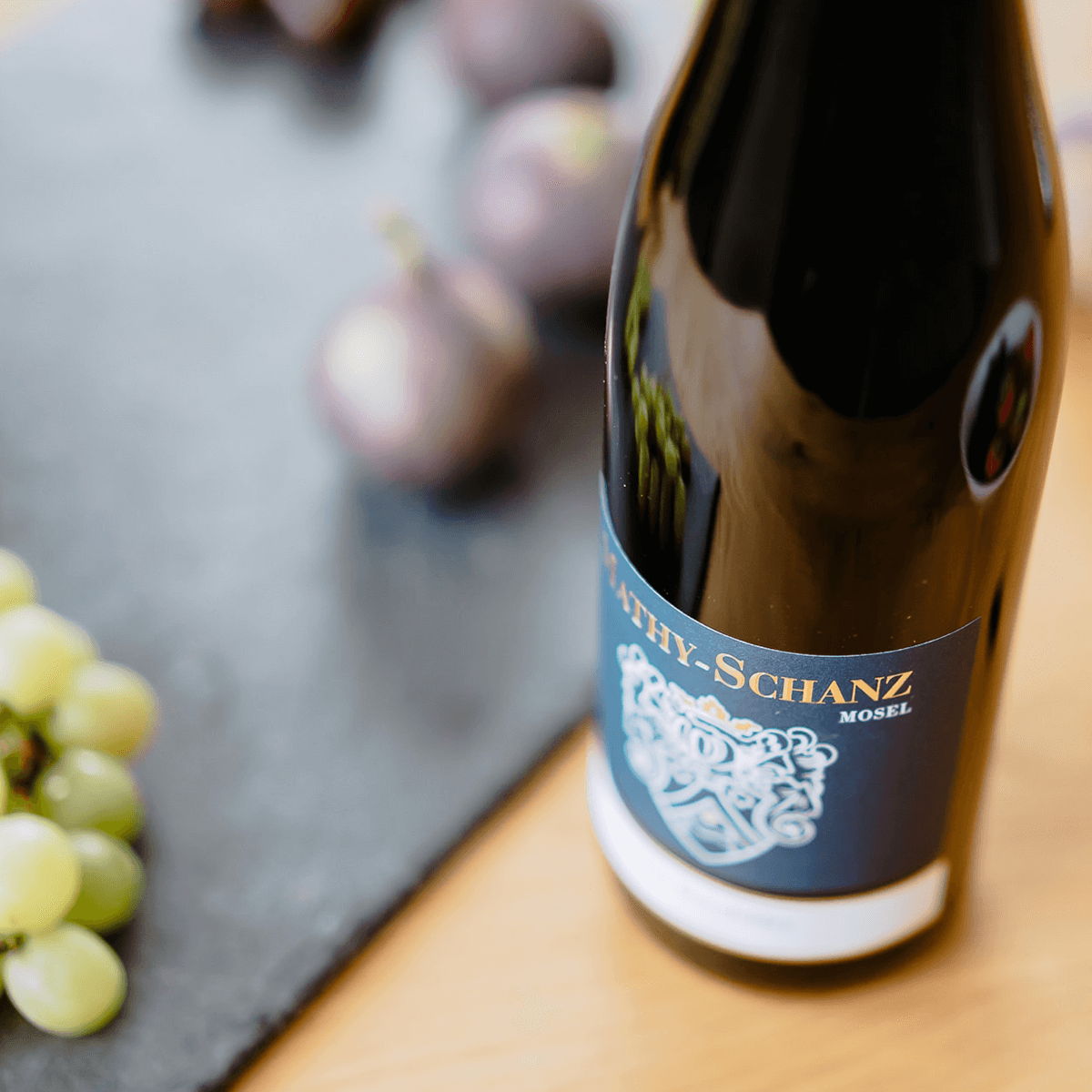 Weinflasche auf Holztisch Weinflasche auf Holztisch