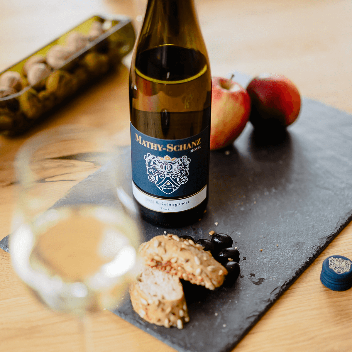 Glas Weißwein mit Weinflasche