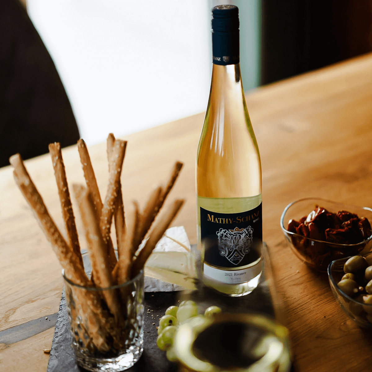 Glas Rivaner mit Weinflasche