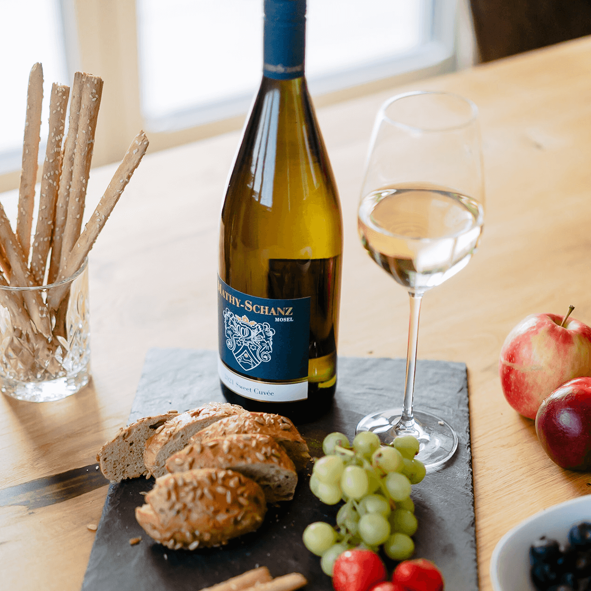 Glas Weißwein mit Weinflasche