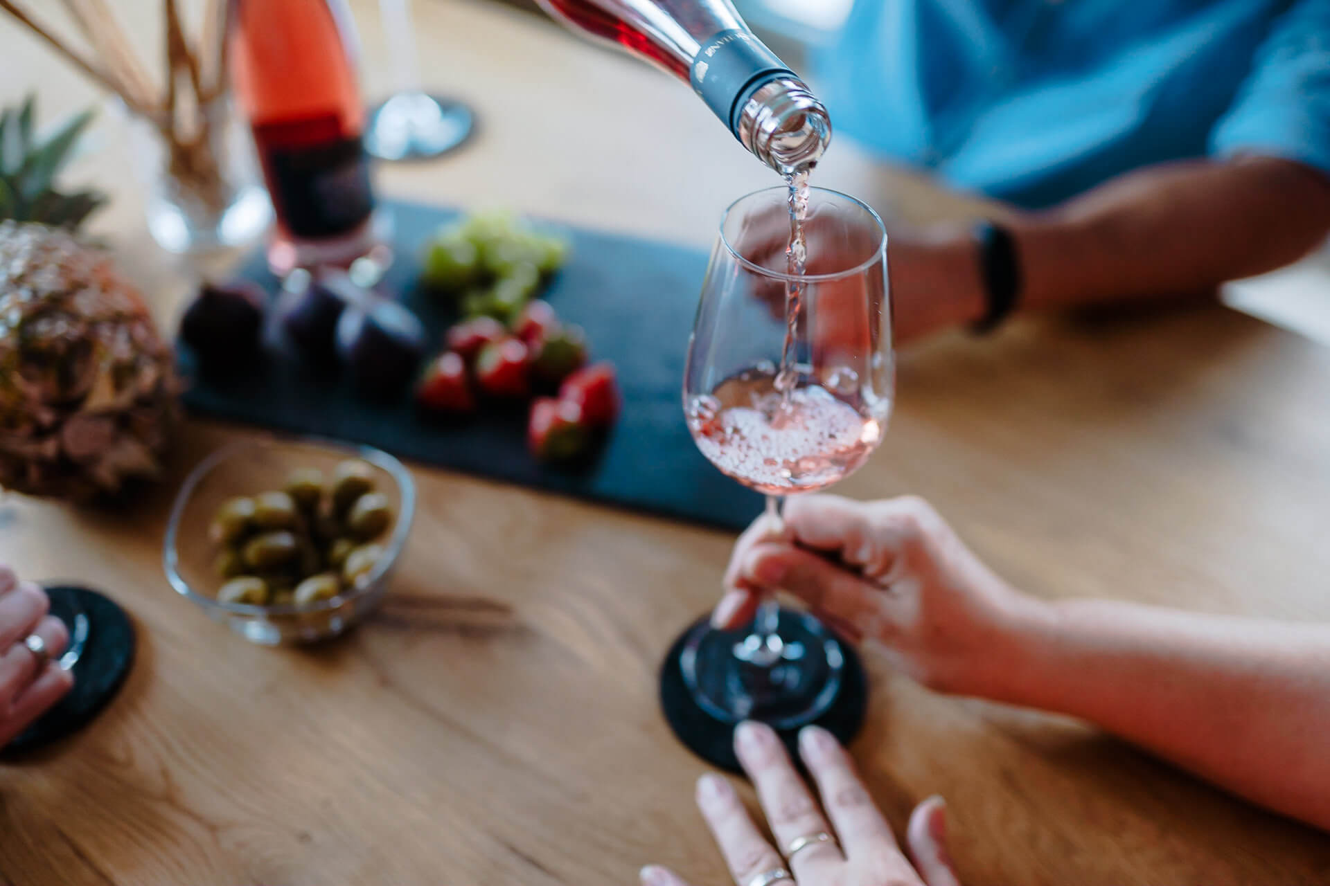 Rosé ausschenken Rosé ausschenken