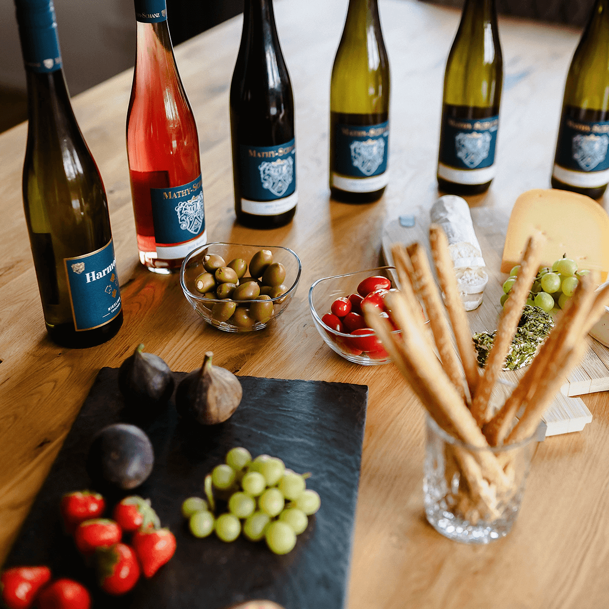 Auswahl von Weinen mit Snacks auf Tisch