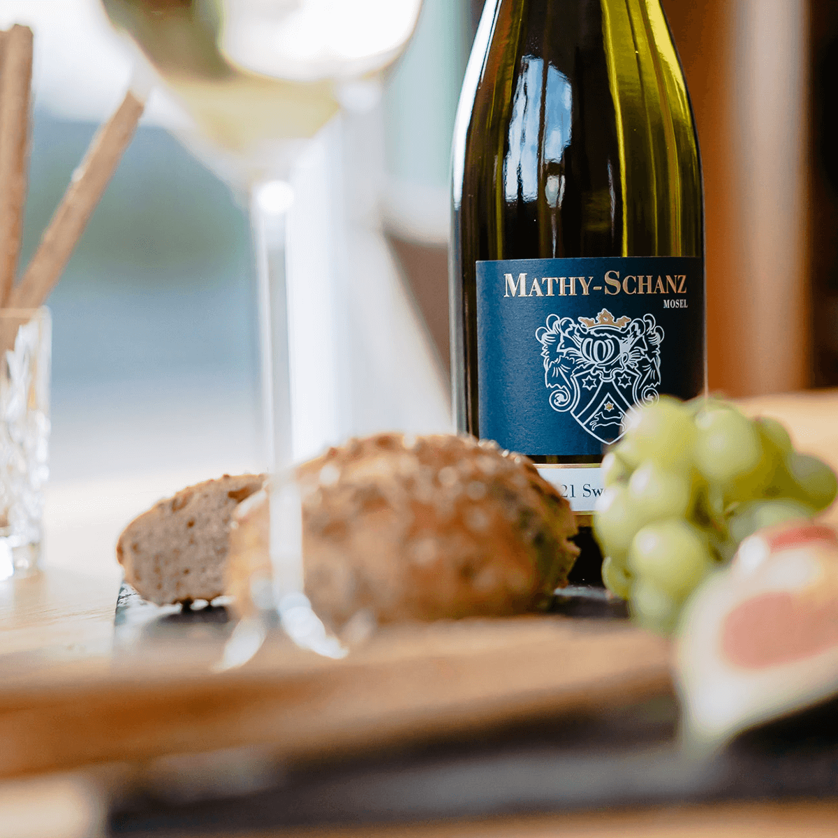 Glas Weißwein mit Weinflasche