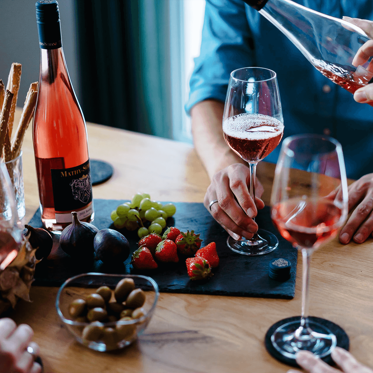 Rosé-Wein ausschenken