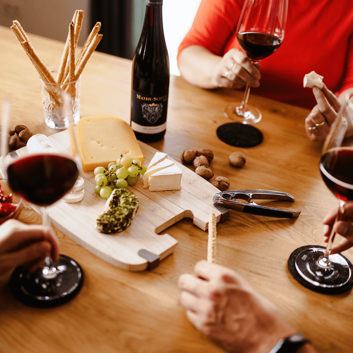 Rotwein zusammen genießen