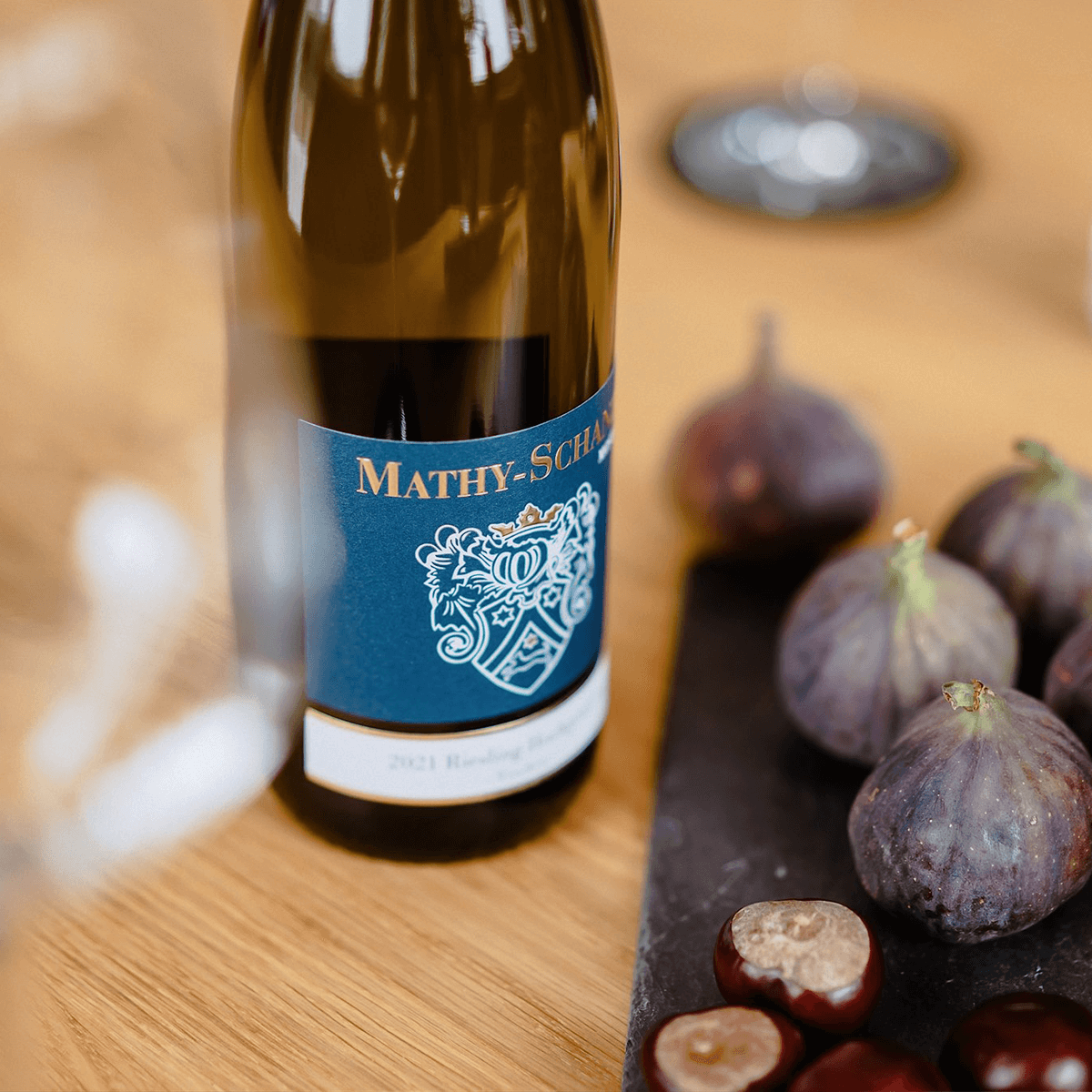 Weinflasche auf Holztisch Weinflasche auf Holztisch