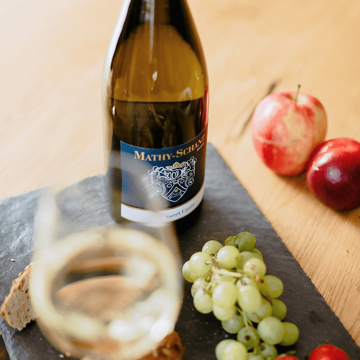 Glas Weißwein mit Weinflasche