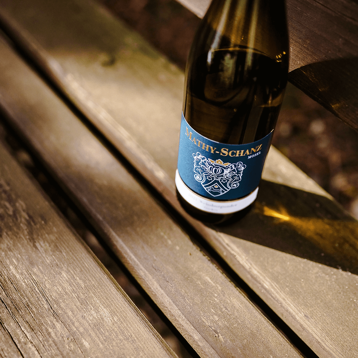 Weinflasche auf Bank Weinflasche auf Bank