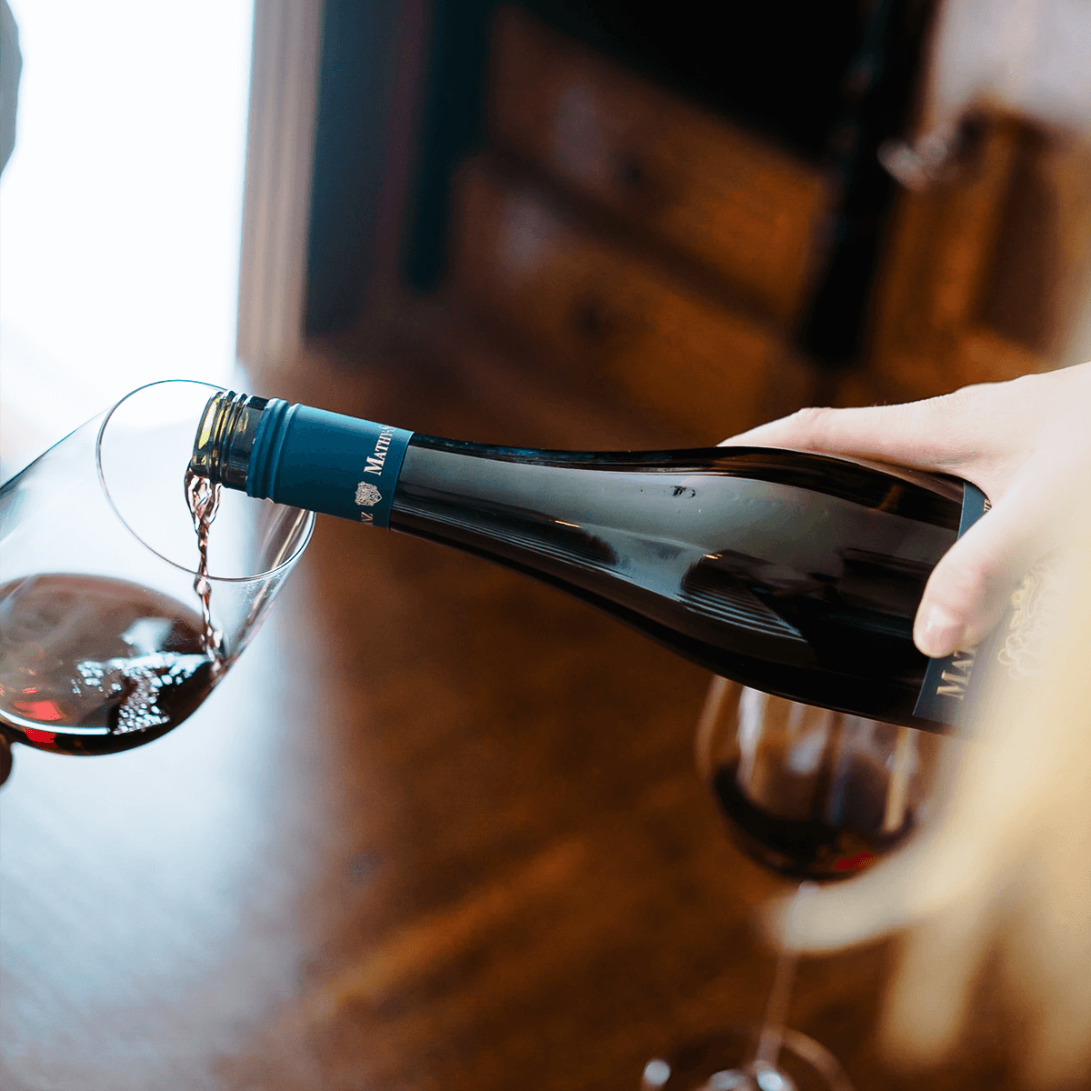 Rotwein ausschenken