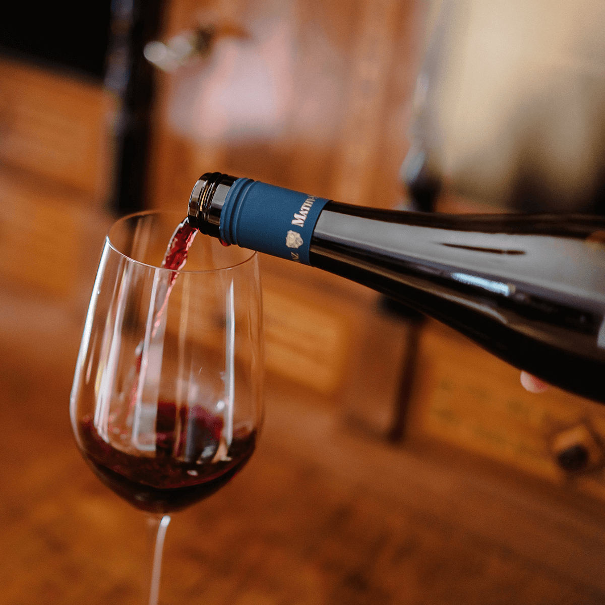 Rotwein ausschenken