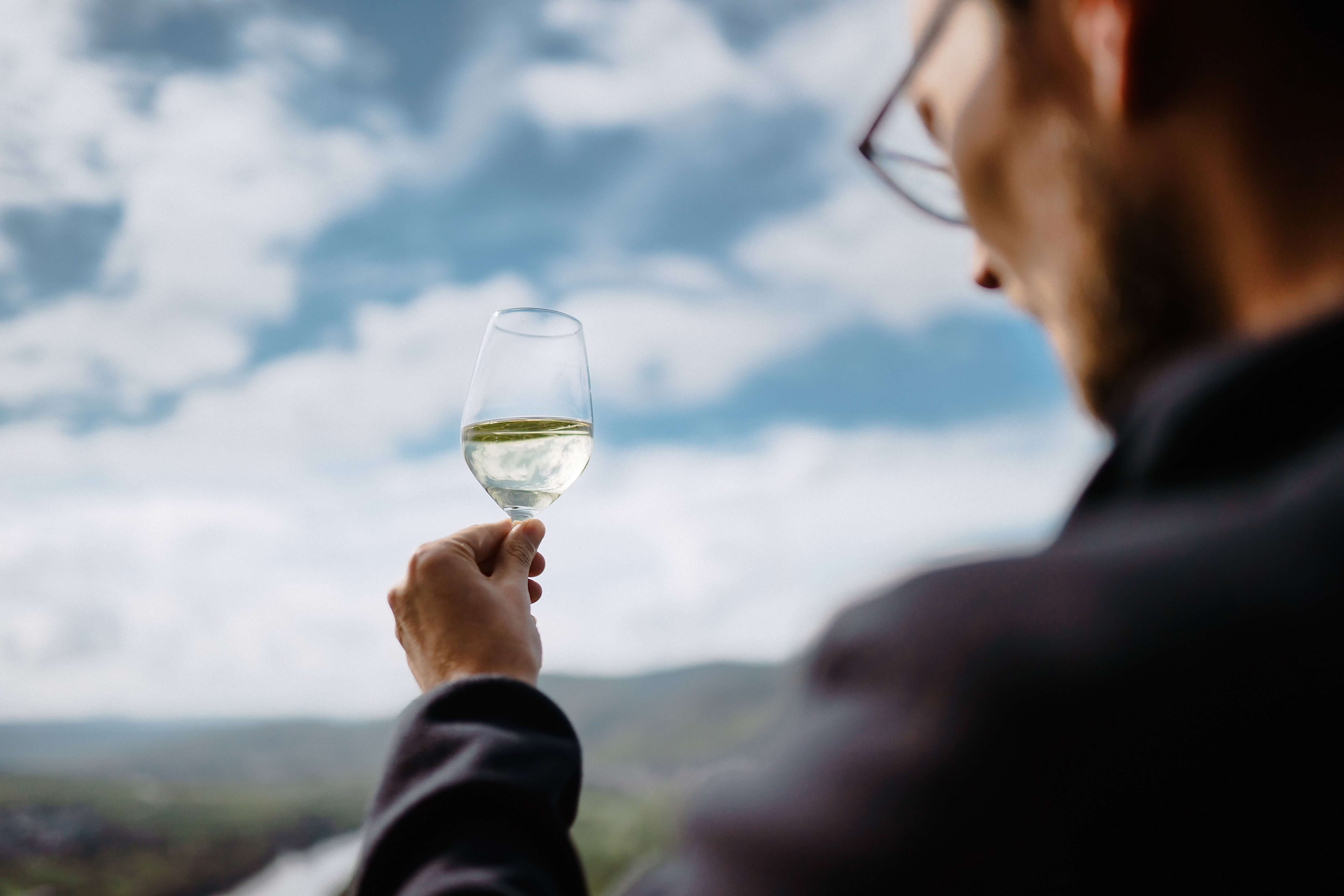Weißwein vor Moselkulisse Weißwein vor Moselkulisse