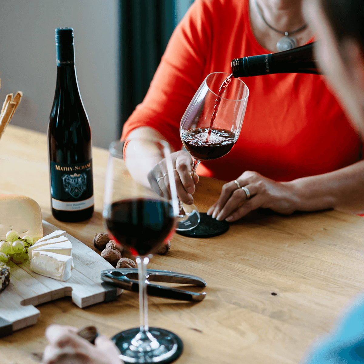 Rotwein ausschenken
