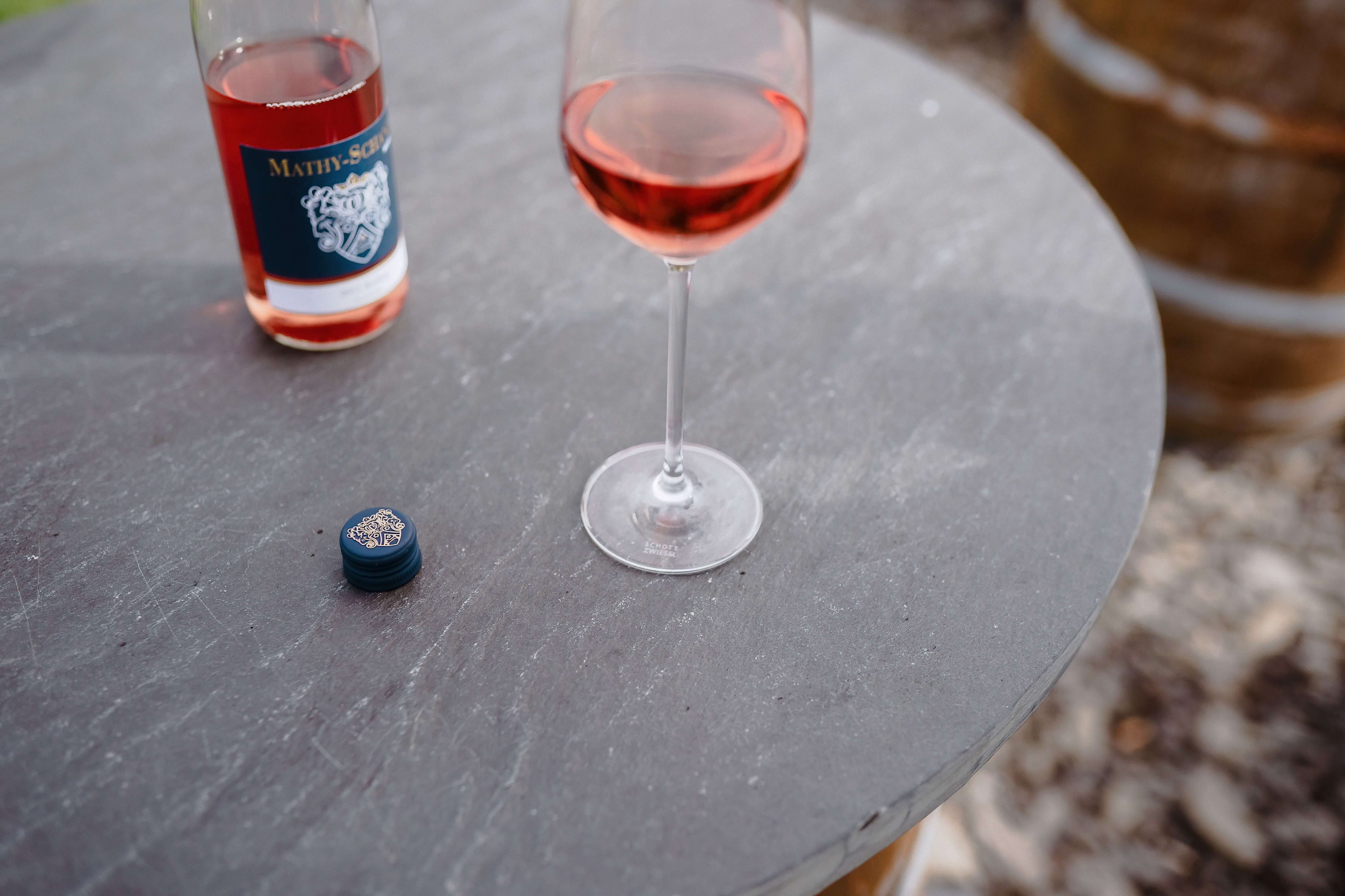 Roséwein probieren in der Natur Roséwein probieren in der Natur