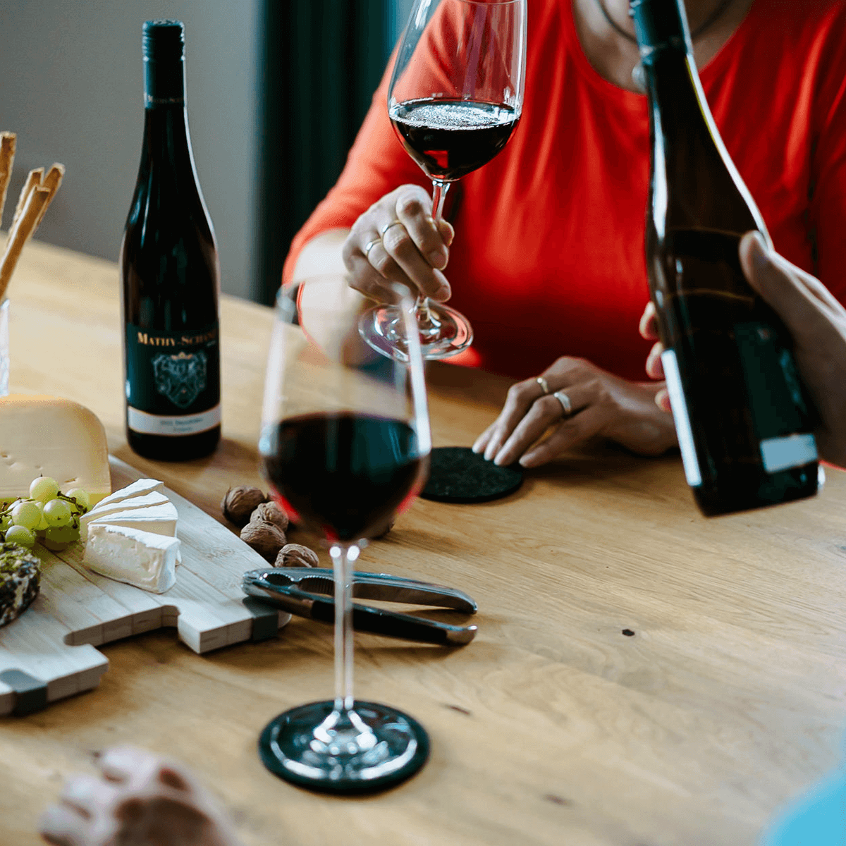 Rotwein zusammen genießen