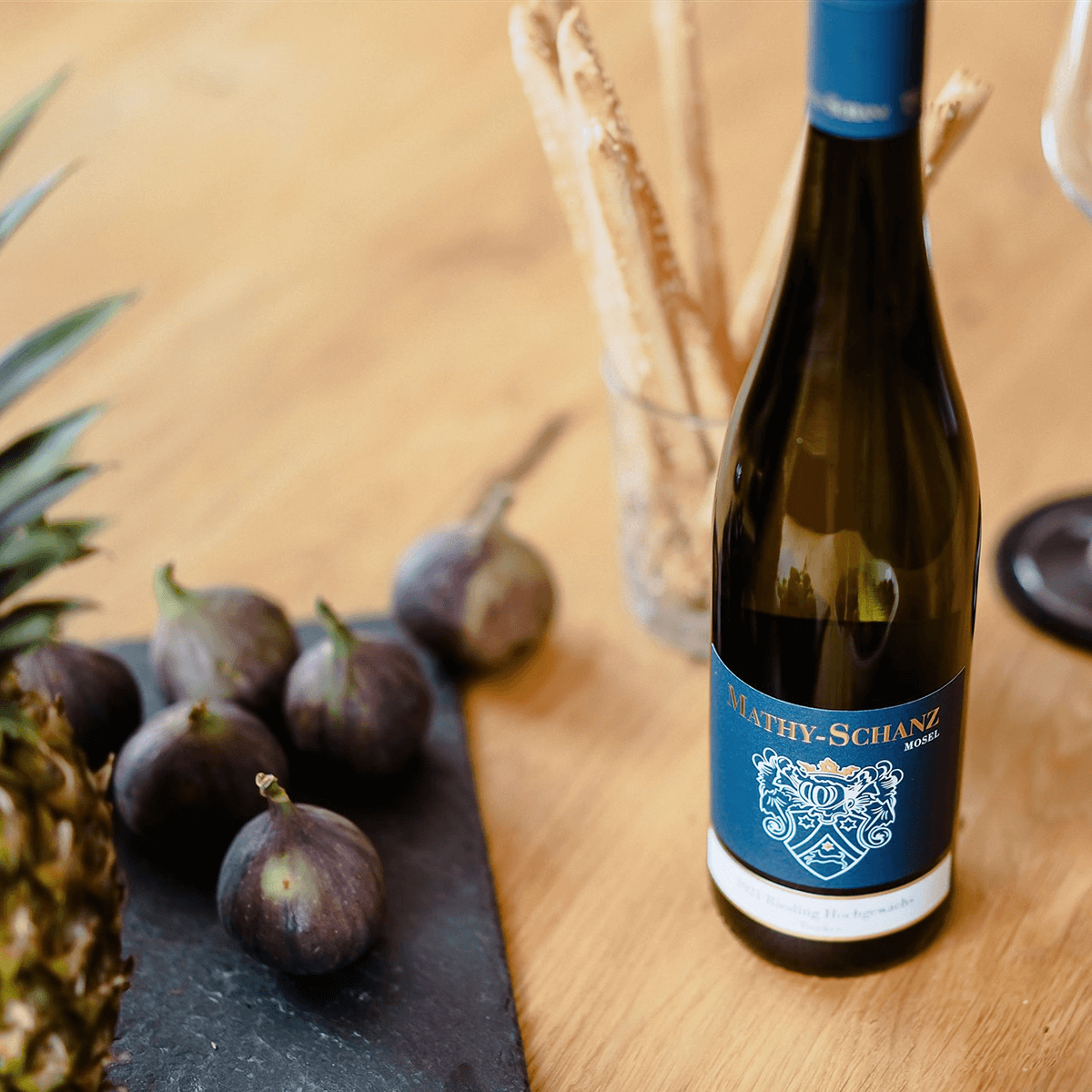 Weinflasche auf Holztisch Weinflasche auf Holztisch