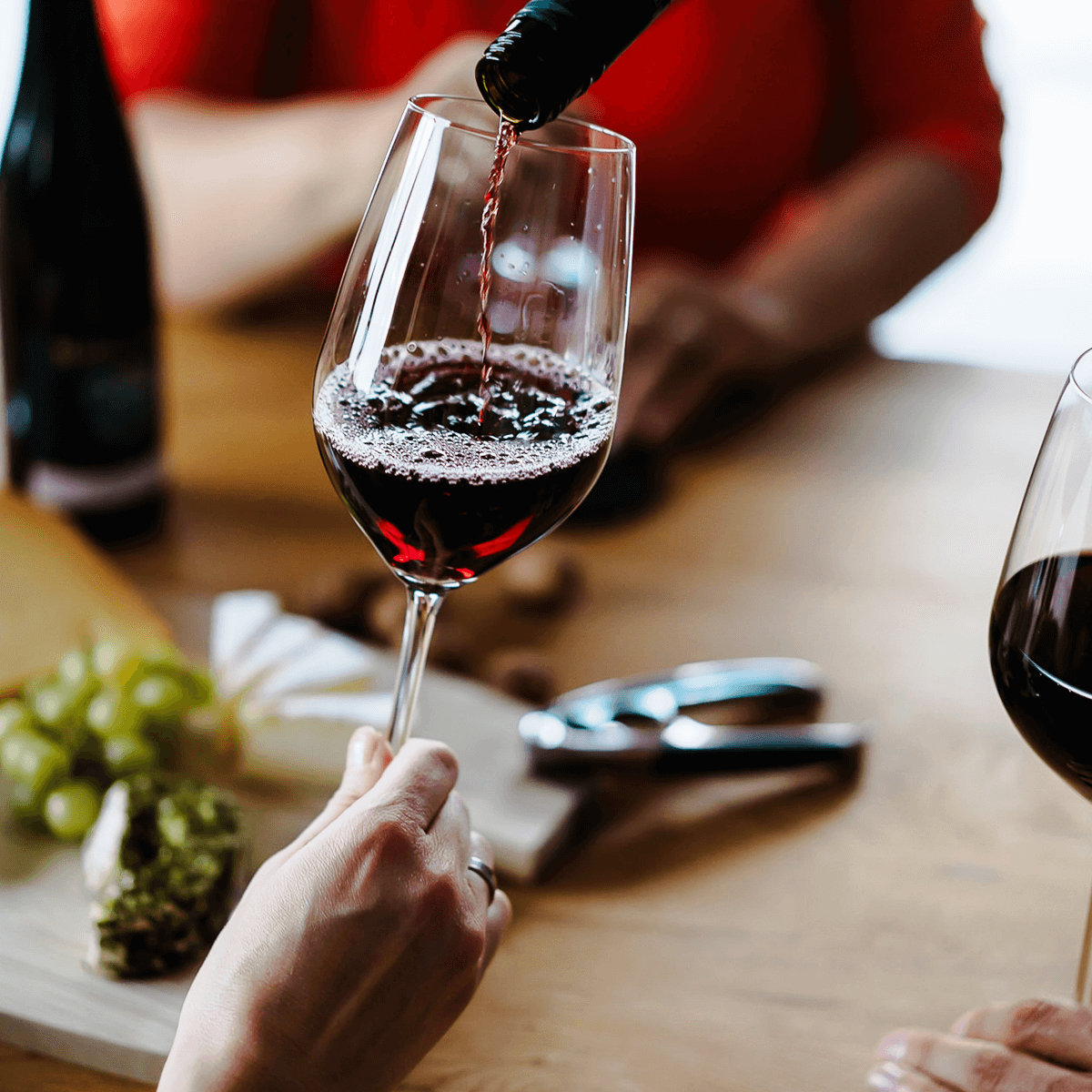 Rotwein ausschenken