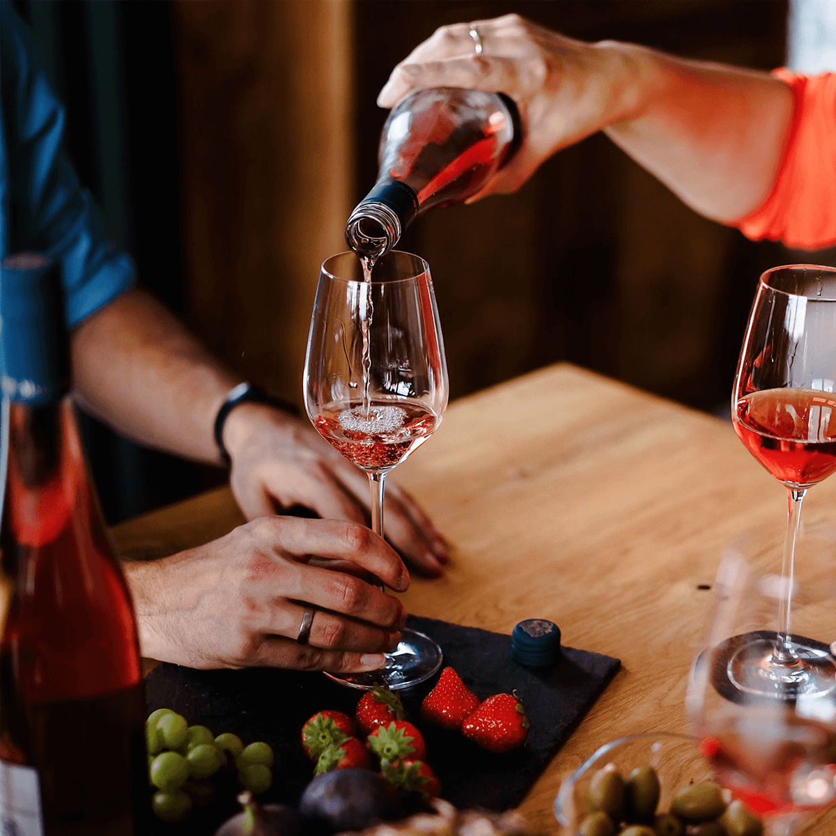 Rosé-Wein ausschenken