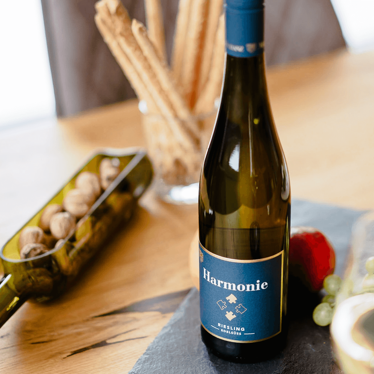 Flasche Riesling auf Holztisch
