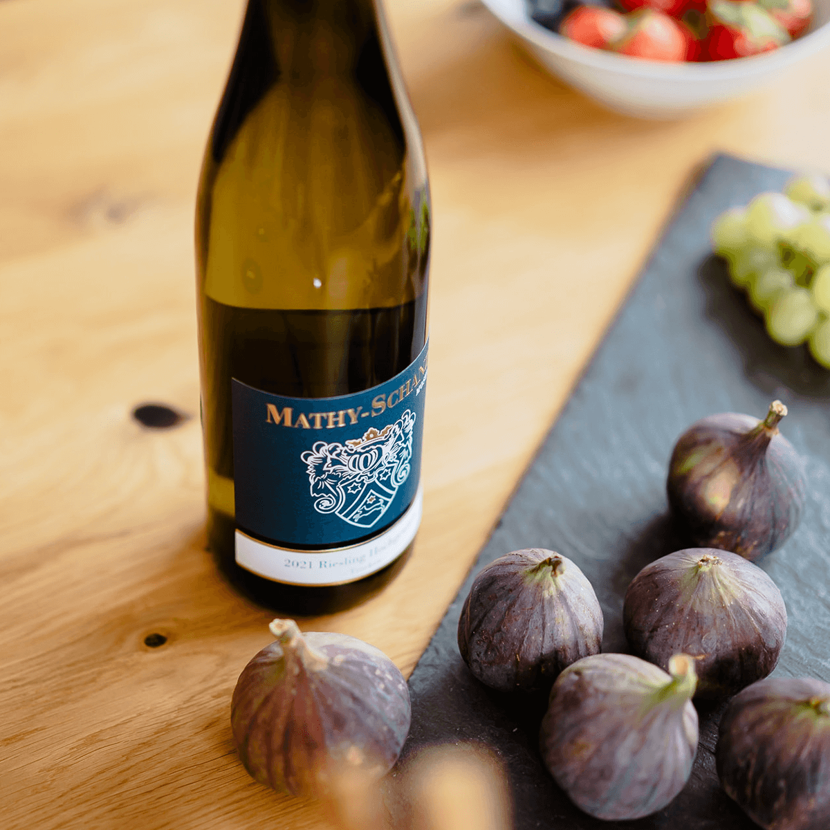 Flasche Riesling auf Holztisch Flasche Riesling auf Holztisch