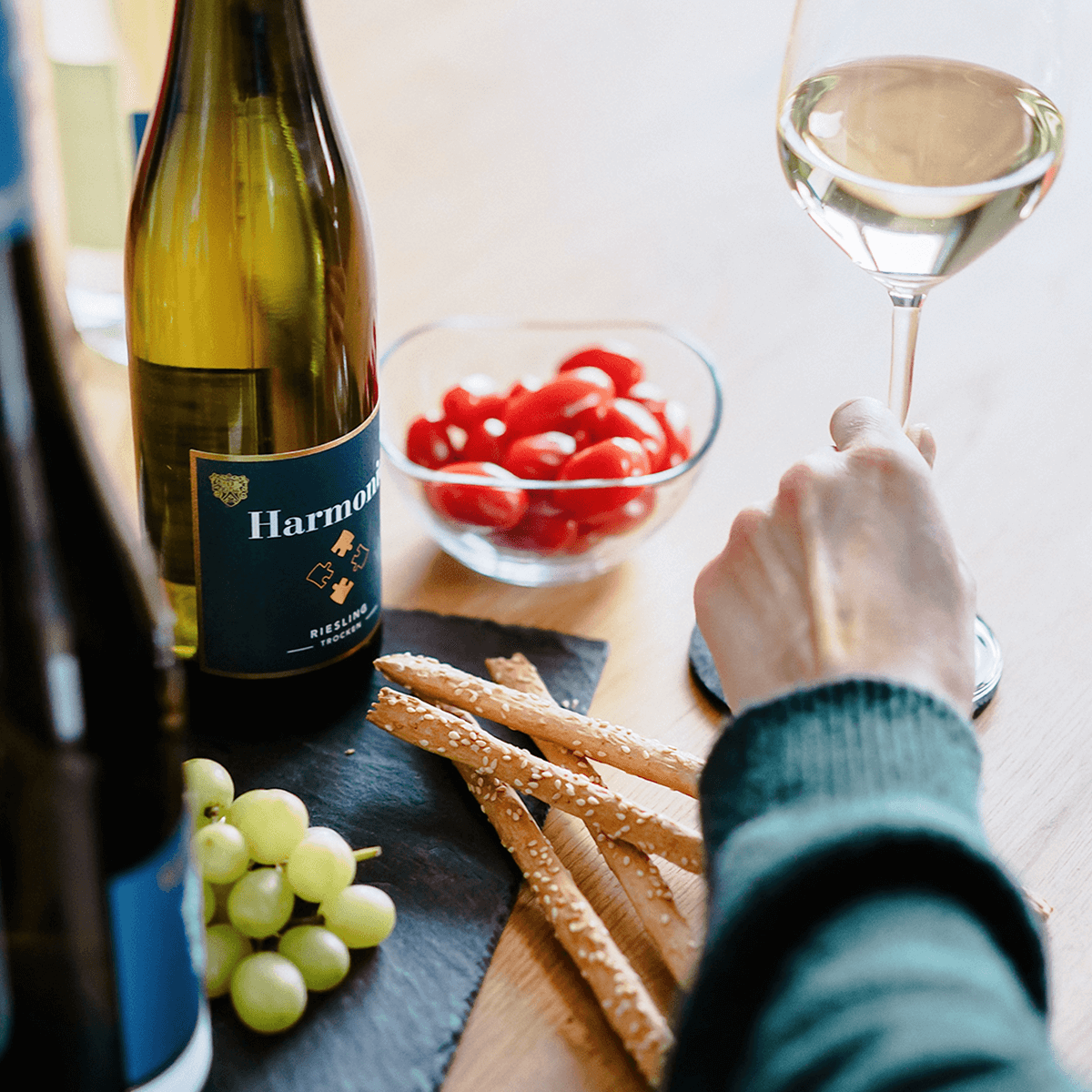 Glas Weißwein mit Weinflasche