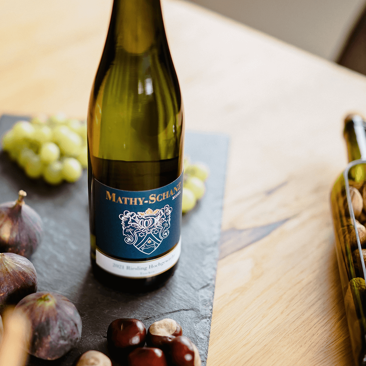 Flasche Riesling auf Holztisch