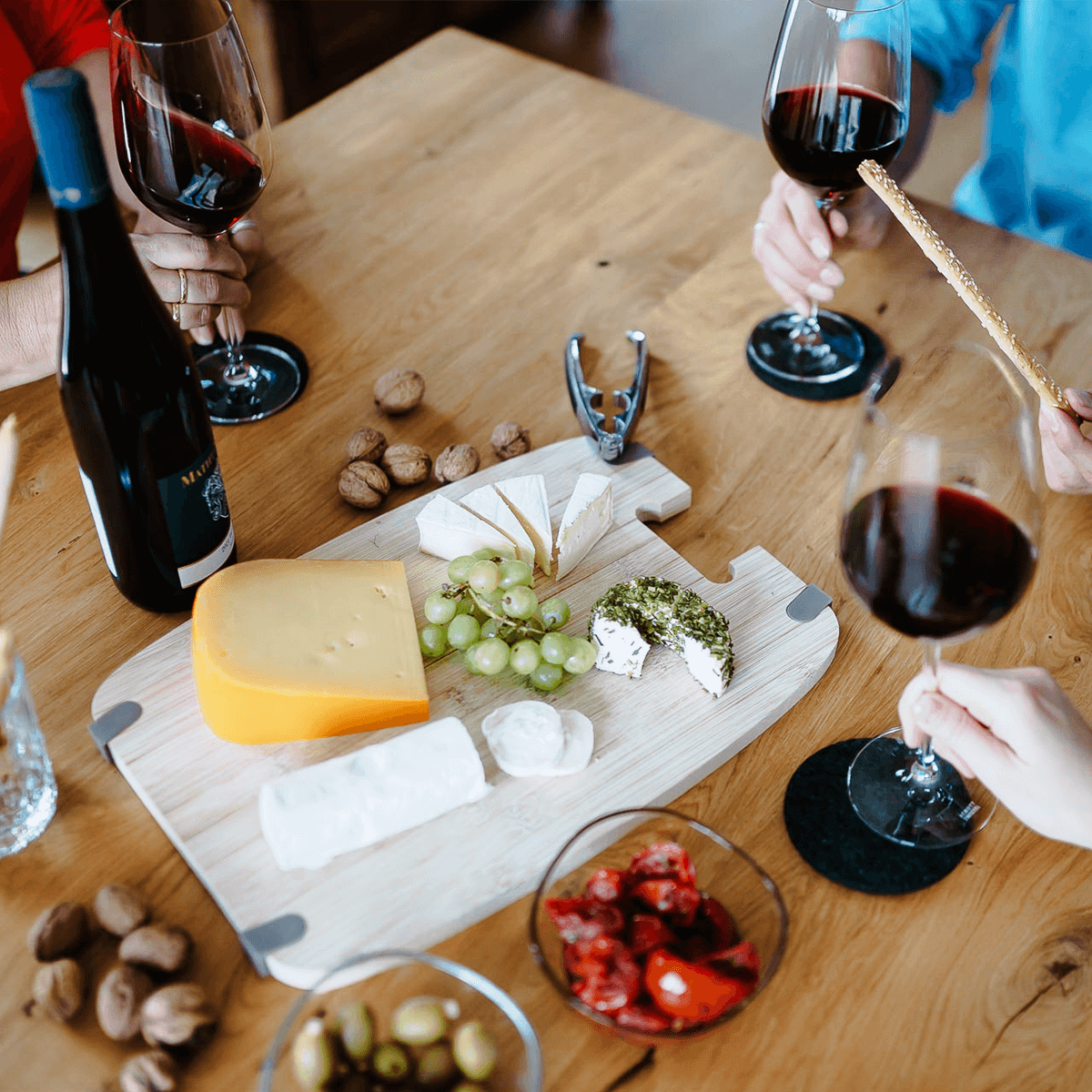 Rotwein zusammen genießen
